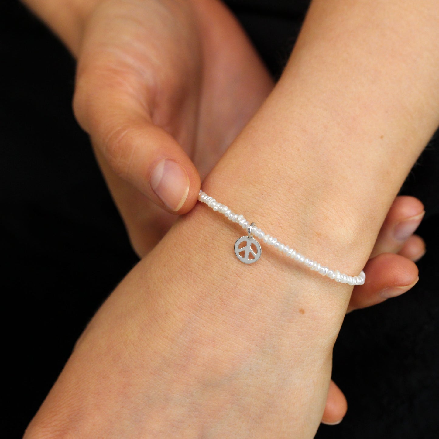 Bracelet en argent sterling et perles d'eau douce blanches avec breloque paix