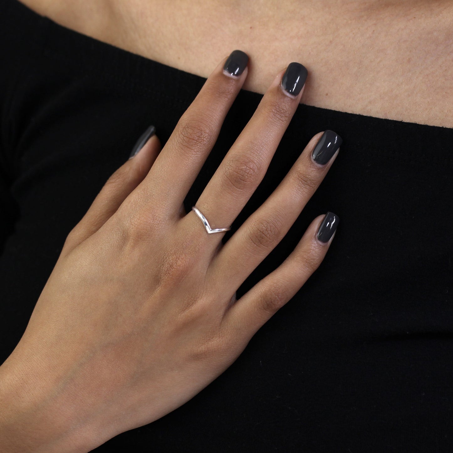 Bague empilable en argent sterling 2 mm avec motif simple en forme de bréchet, taille IU