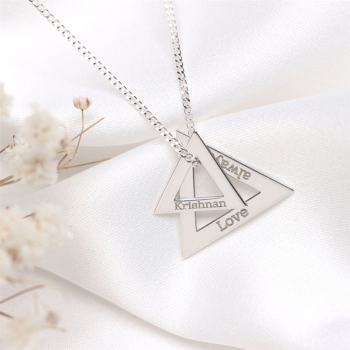 Collier triangulaire personnalisé en argent sterling avec nom de famille