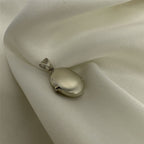 Petit médaillon ovale en argent sterling mat avec ange