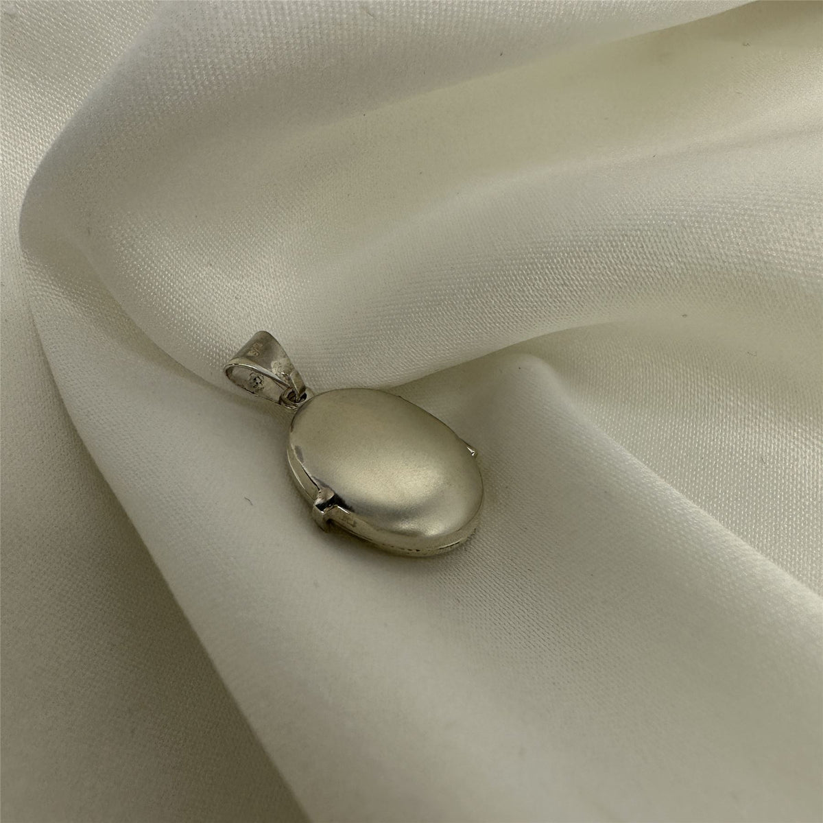 Petit médaillon ovale en argent sterling mat avec ange