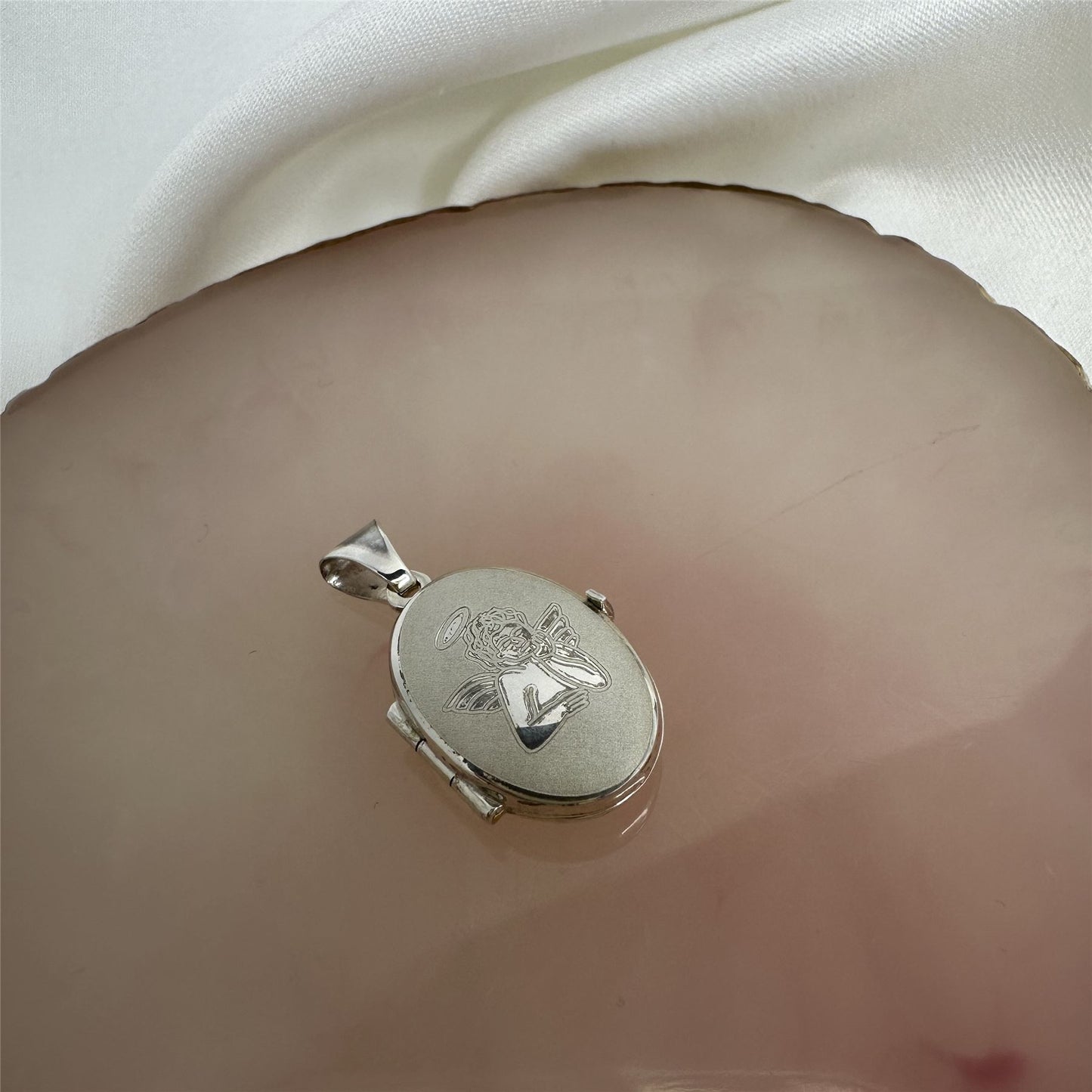 Petit médaillon ovale en argent sterling mat avec ange