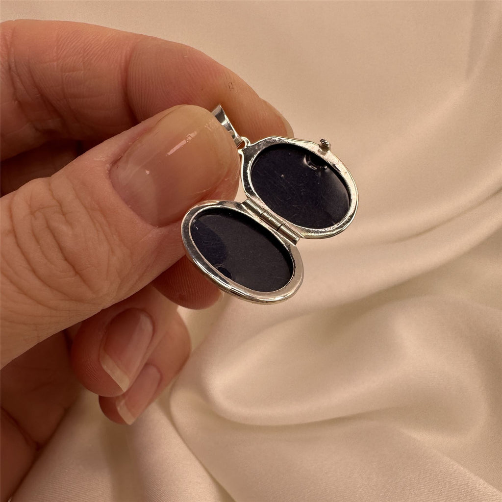 Petit médaillon ovale en argent sterling mat avec ange