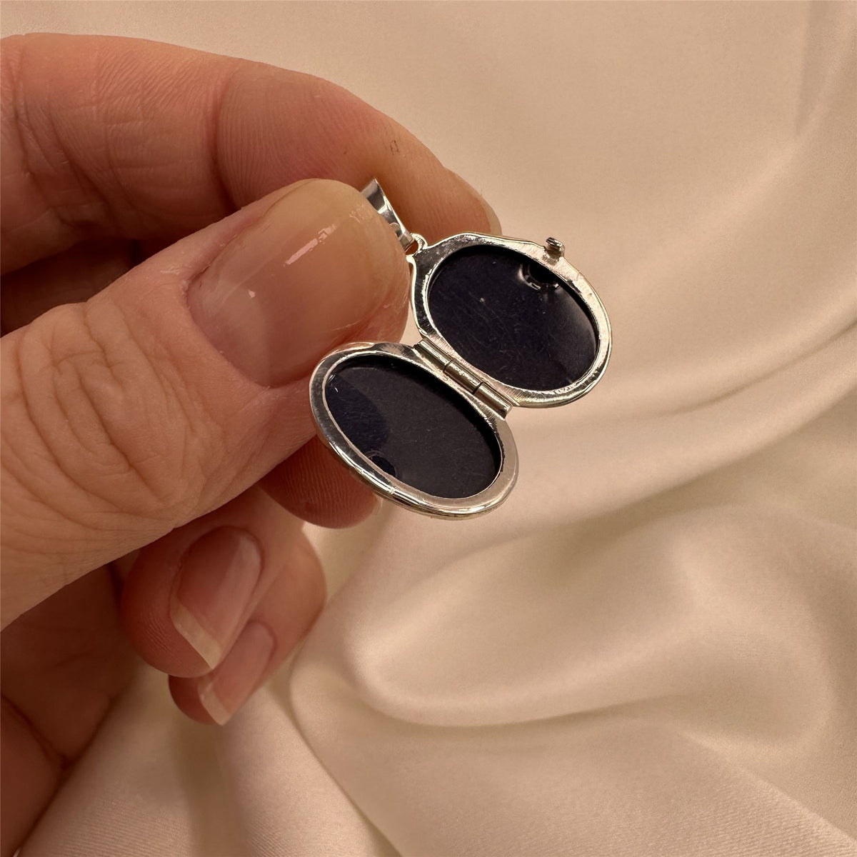 Petit médaillon ovale en argent sterling mat avec ange