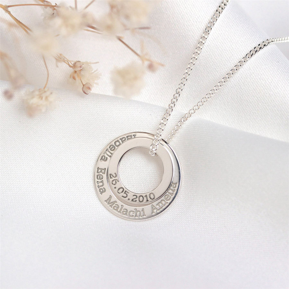 Collier cercle personnalisé en argent sterling avec nom de famille