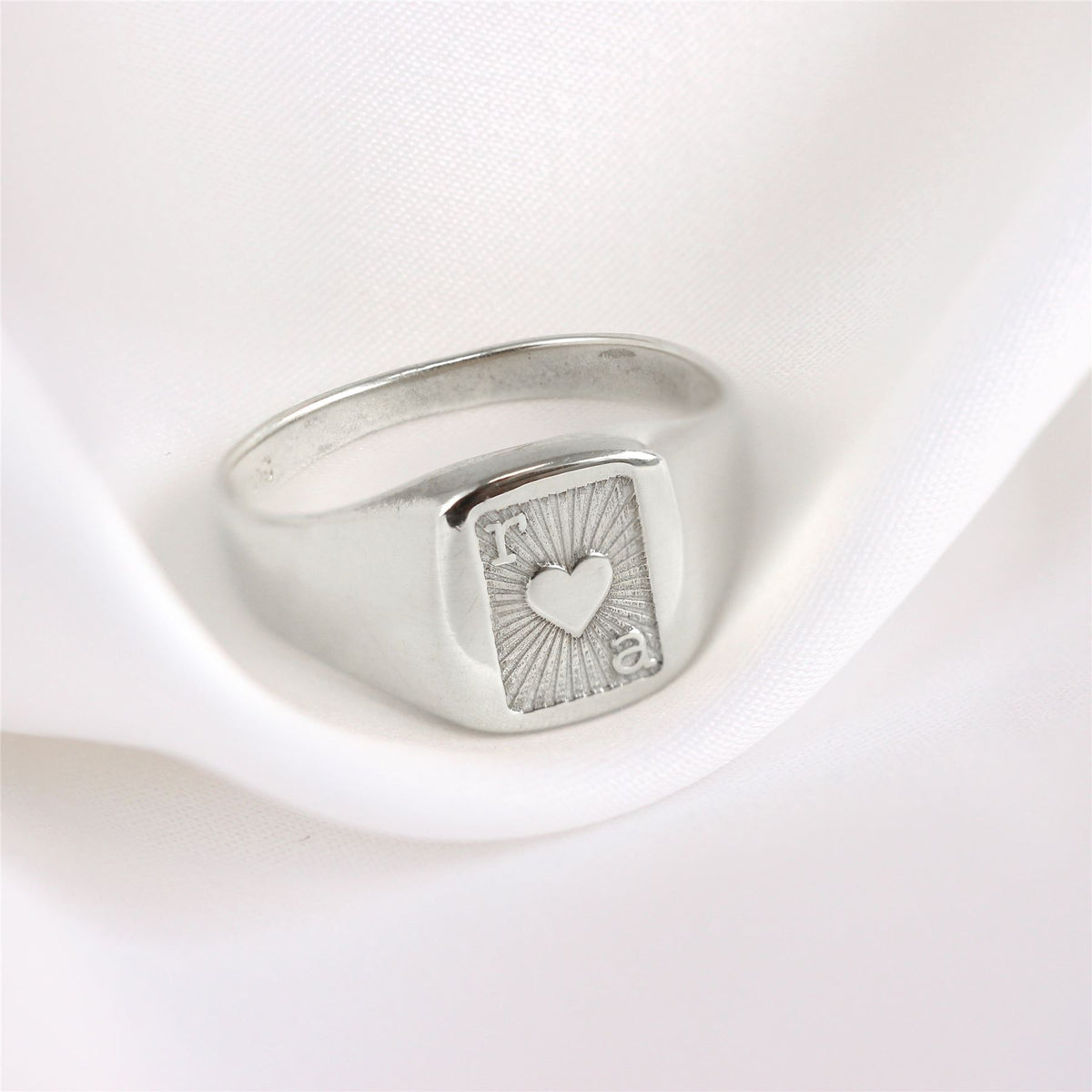 Chevalière personnalisée en argent sterling avec initiales en forme de carte à jouer
