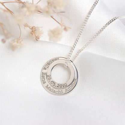 Collier cercle personnalisé en argent sterling avec nom de famille