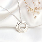 Collier hexagonal personnalisé en argent sterling avec nom de famille