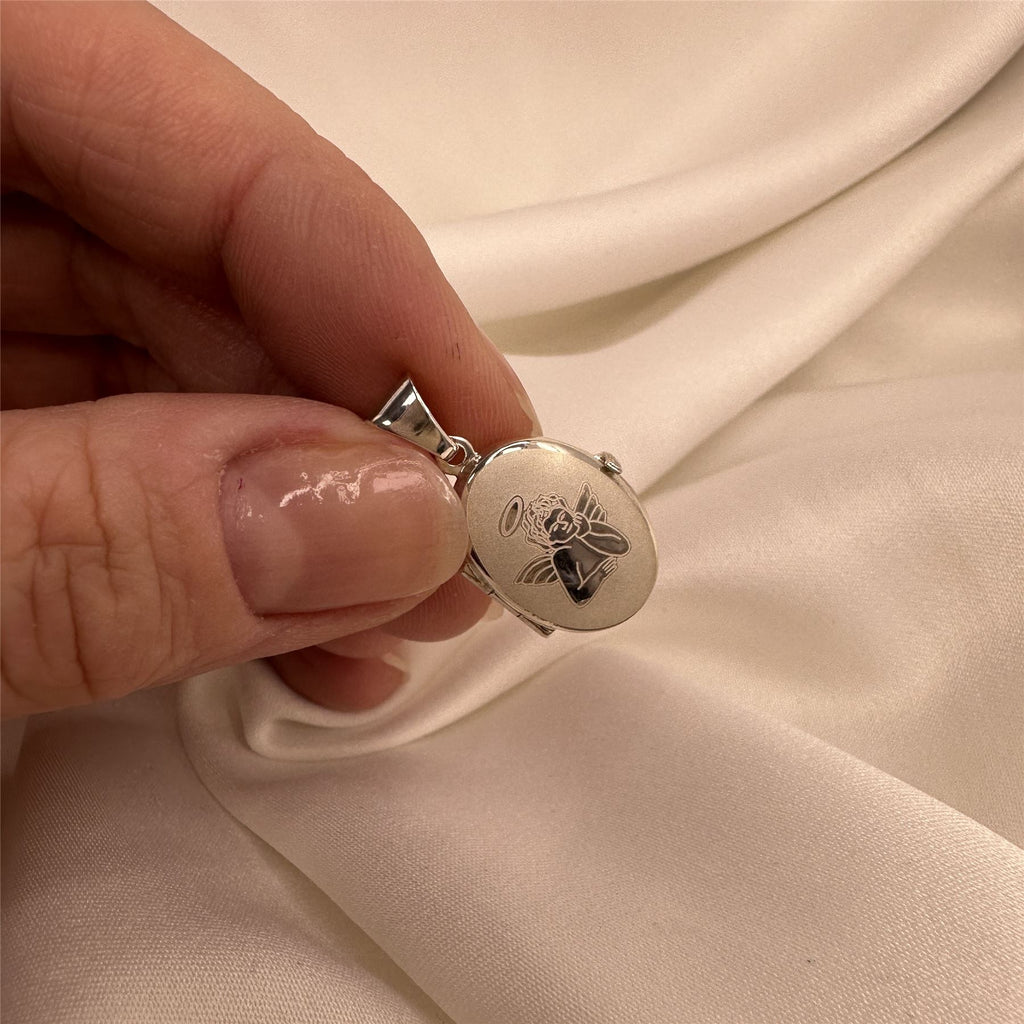 Petit médaillon ovale en argent sterling mat avec ange
