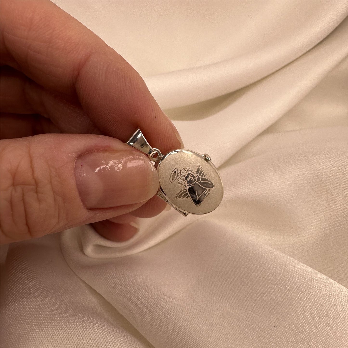 Petit médaillon ovale en argent sterling mat avec ange