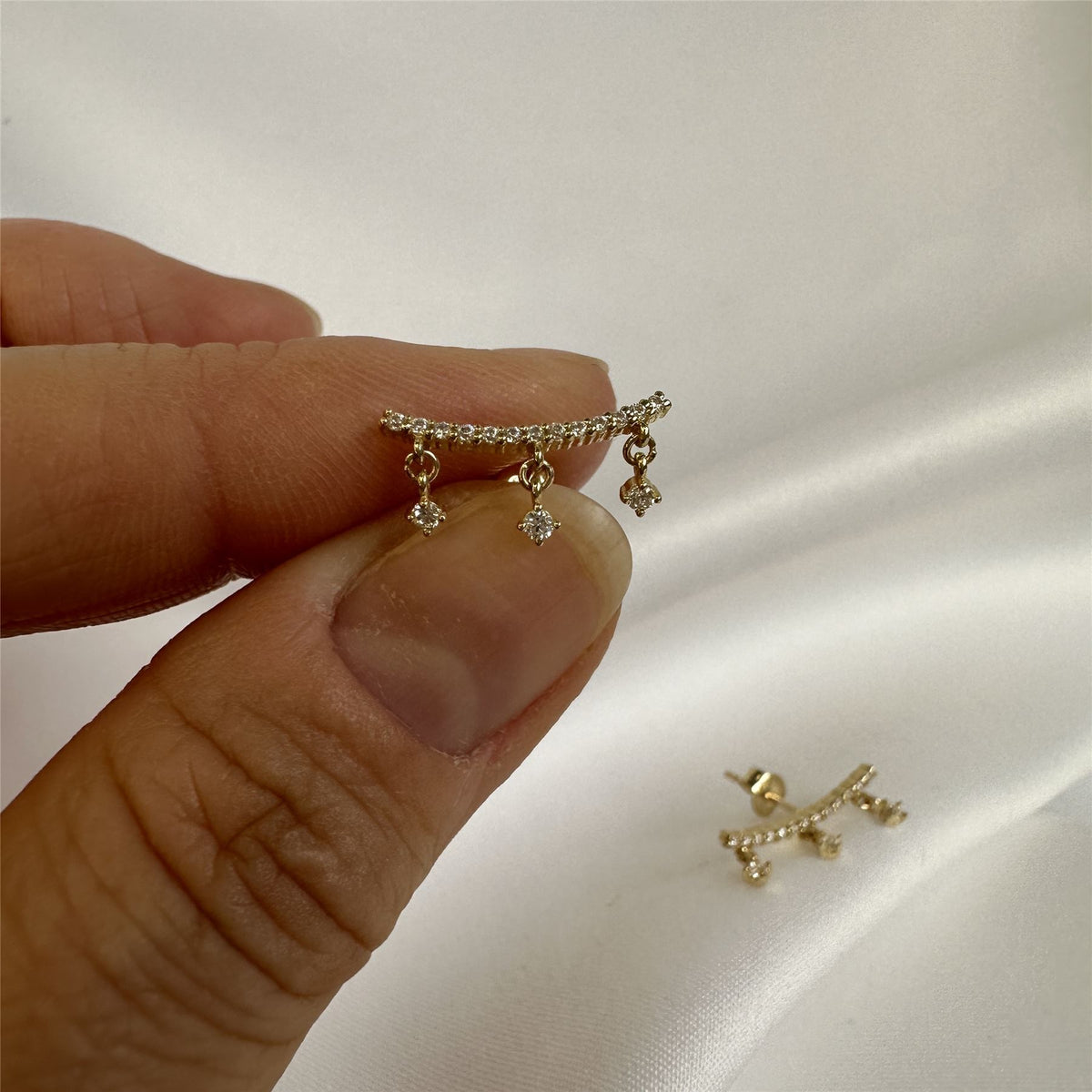 Boucles d'oreilles pendantes grimpantes en or 9 carats avec zircones cubiques transparents