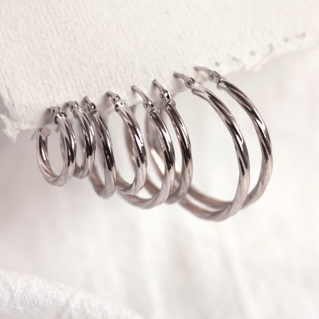 Boucles d'oreilles créoles torsadées en or blanc 9 carats de 2 mm