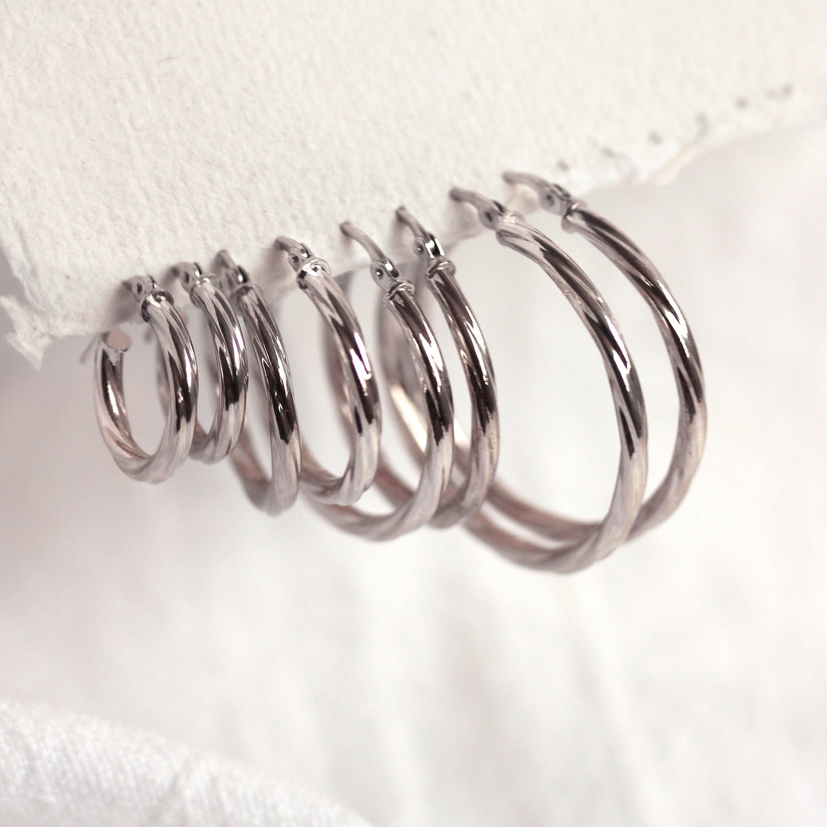 Boucles d'oreilles créoles torsadées en or blanc 9 carats de 2 mm