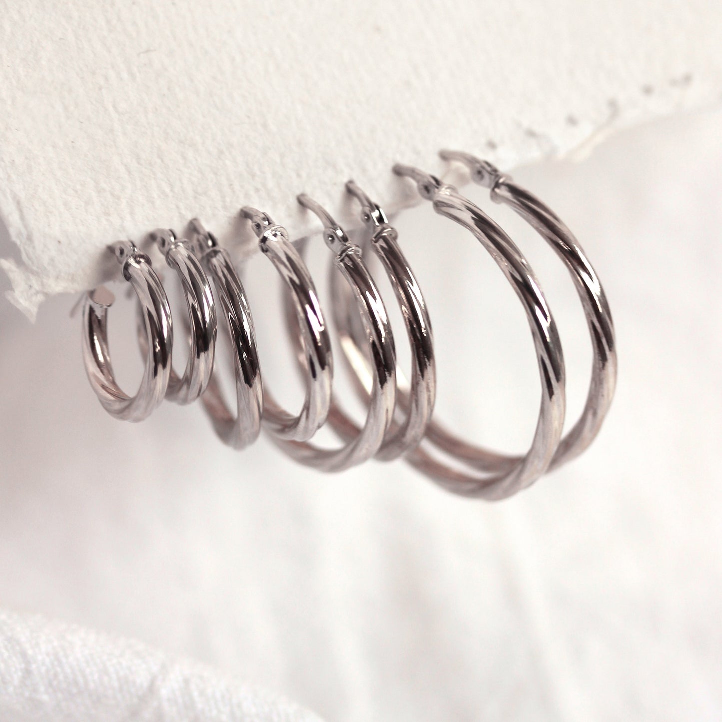 Boucles d'oreilles créoles torsadées en or blanc 9 carats de 2 mm