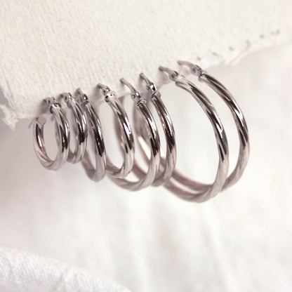 Boucles d'oreilles créoles torsadées en or blanc 9 carats de 2 mm