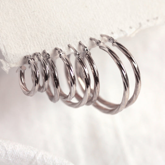 Boucles d'oreilles créoles torsadées en or blanc 9 carats de 2 mm