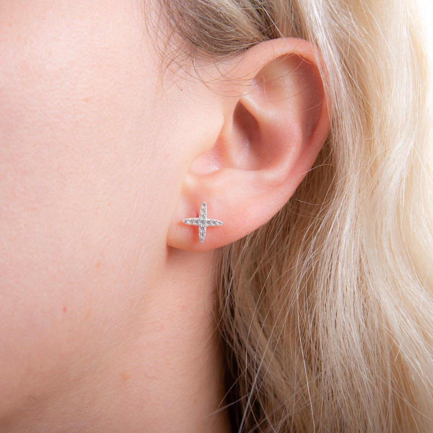 Boucles d'oreilles à tige en argent sterling incrustées de zircones cubiques en forme de croix