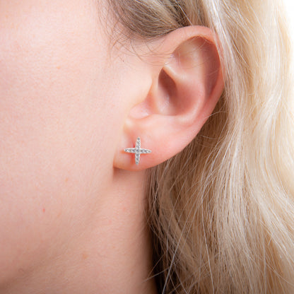 Boucles d'oreilles à tige en argent sterling incrustées de zircones cubiques en forme de croix