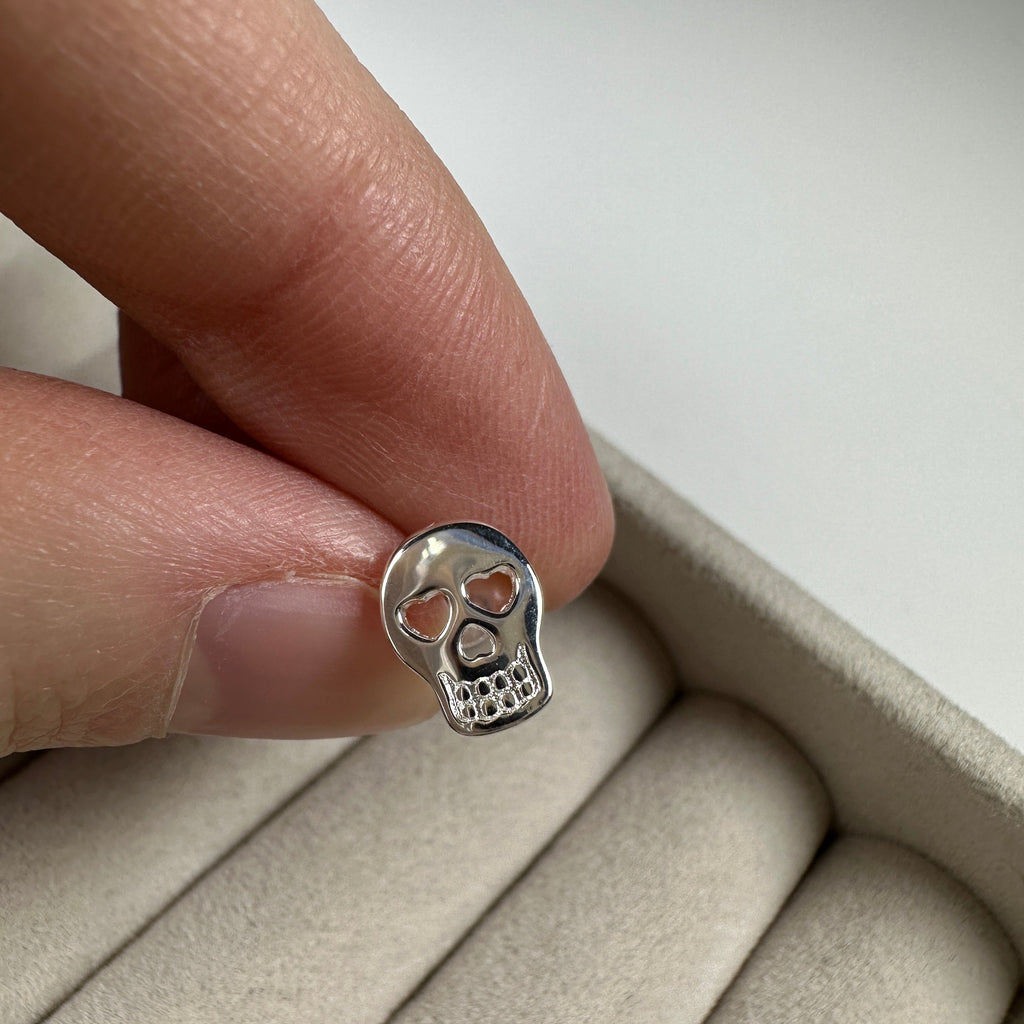 Boucles d'oreilles à tige en argent sterling avec tête de mort et cœur