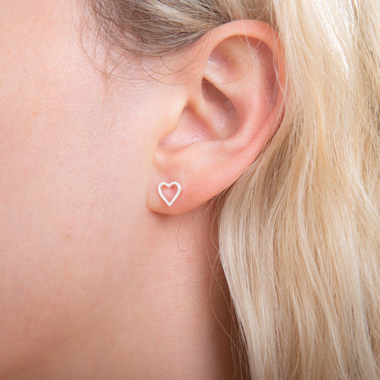 Boucles d'oreilles à tige en argent sterling en forme de cœur ouvert