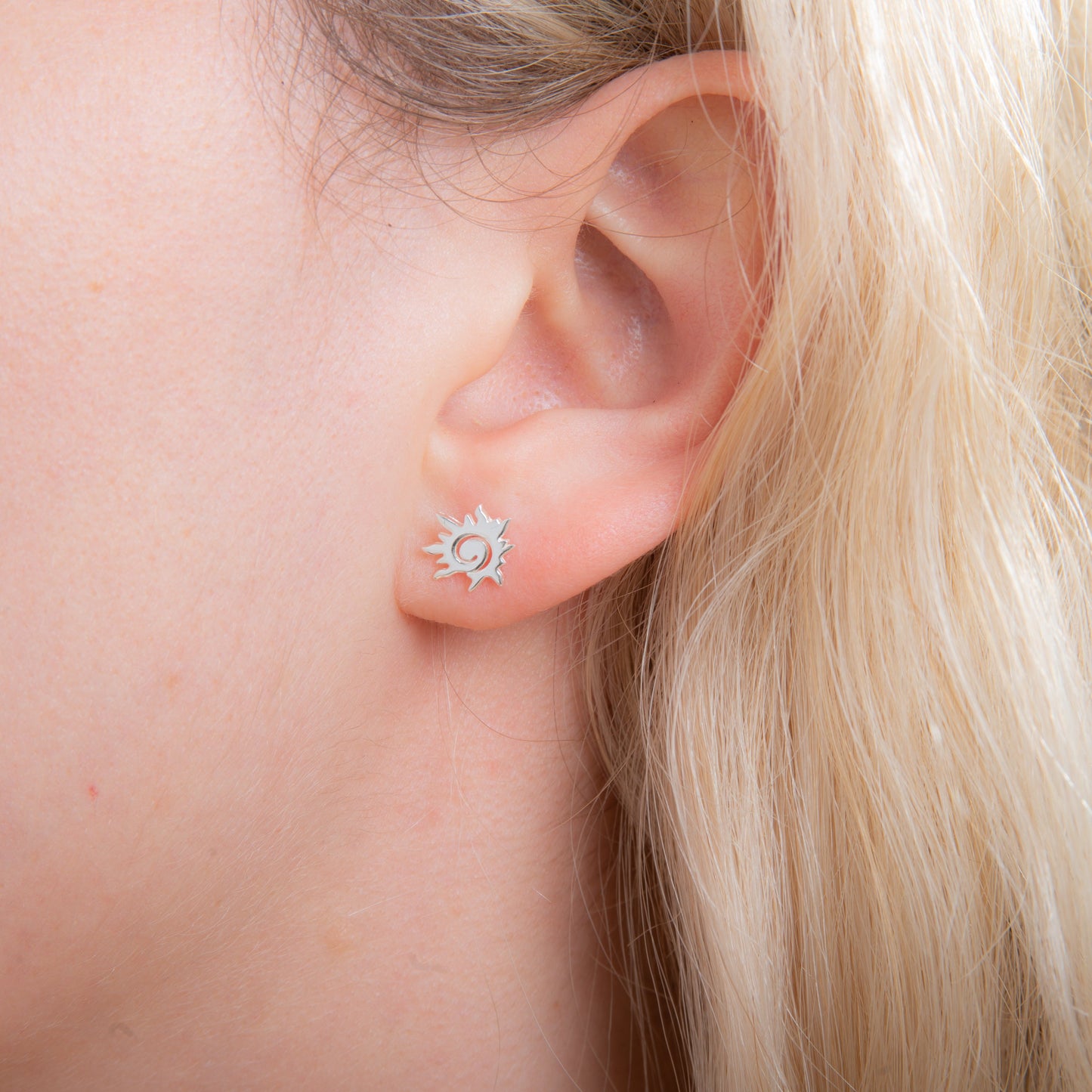 Boucles d'oreilles à tige en argent sterling avec motif soleil flamboyant en spirale