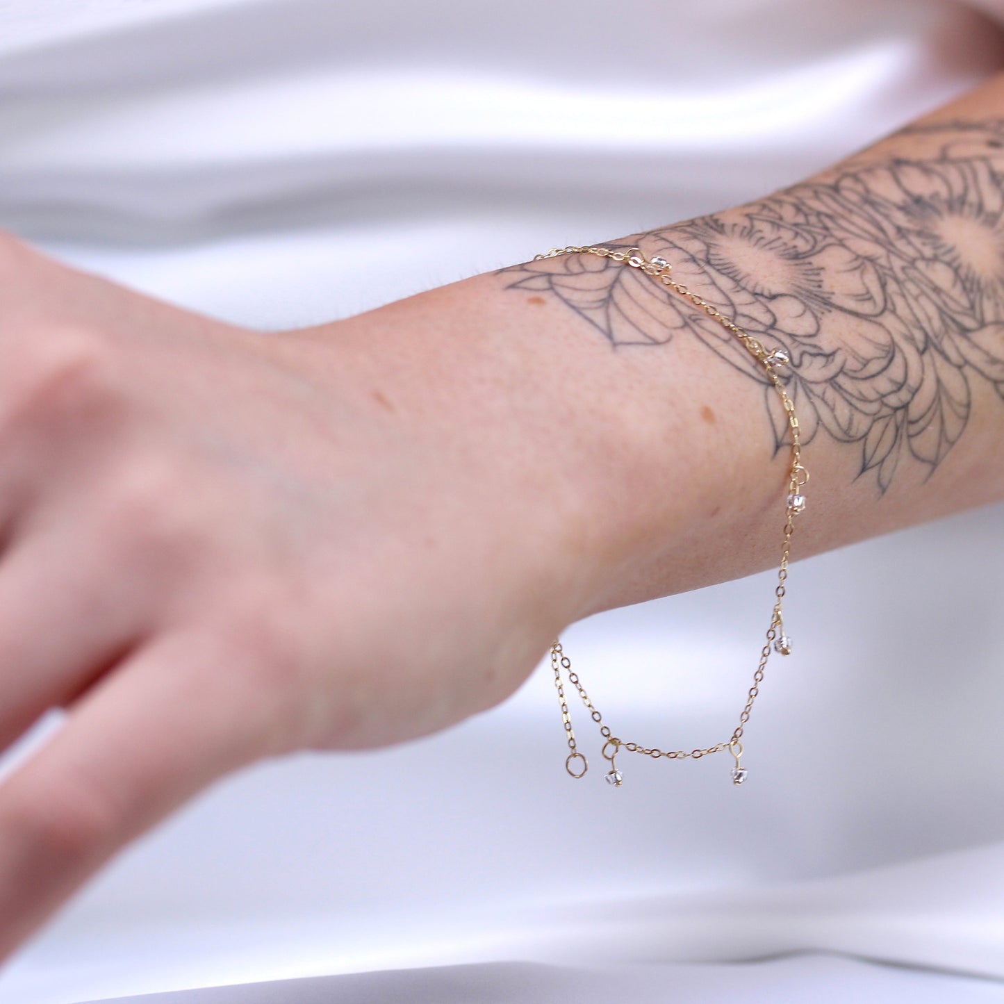 Bracelet extensible en or 9 carats de 19 cm avec perles en oxyde de zirconium transparent