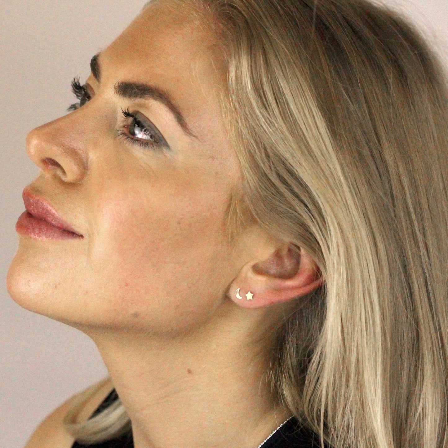 Boucles d'oreilles à tige en or 9 carats avec petite étoile et lune