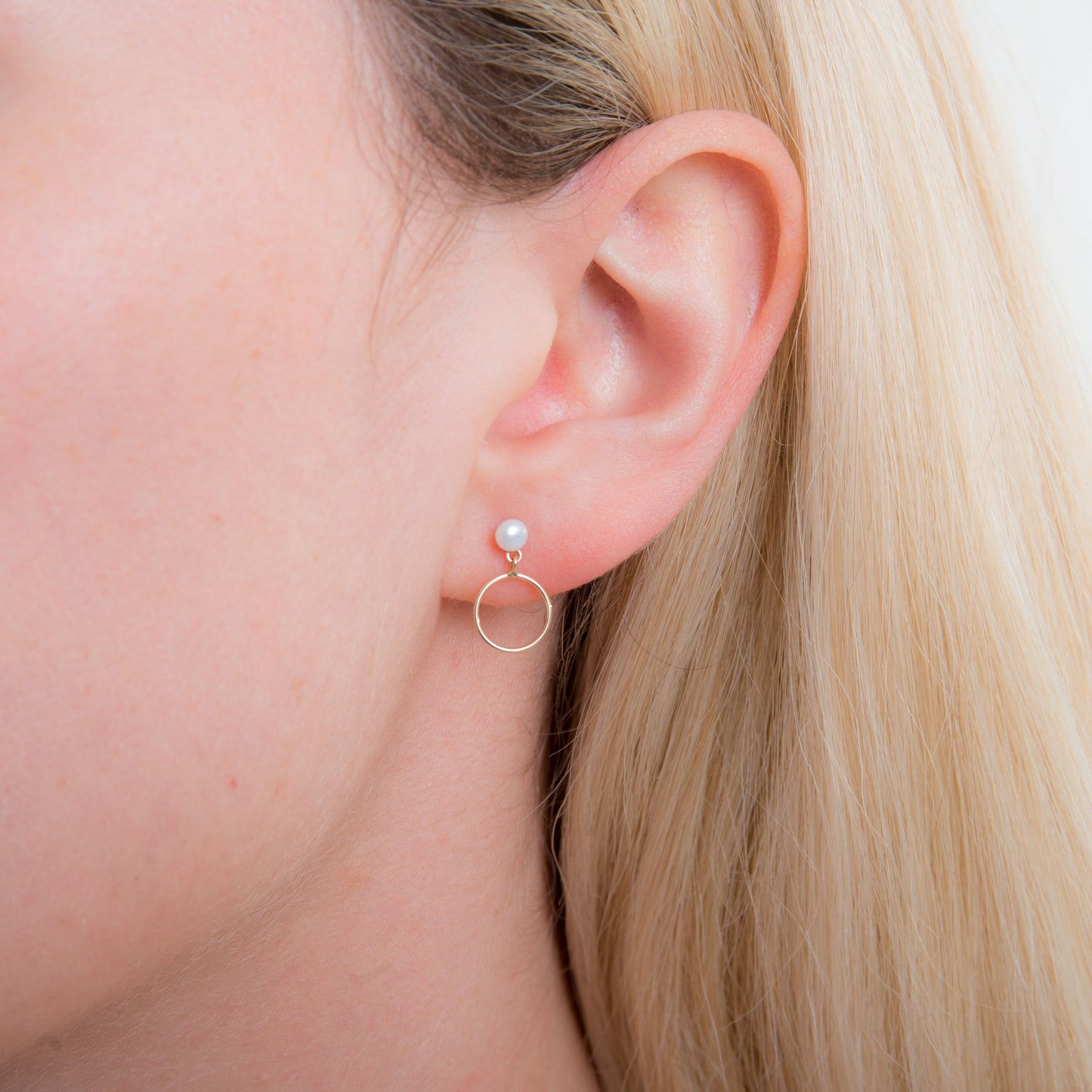 Boucles d'oreilles pendantes en or 9 carats avec petites perles d'eau douce