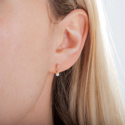 Boucles d'oreilles pendantes en or 9 carats avec petites boules et perles d'eau douce