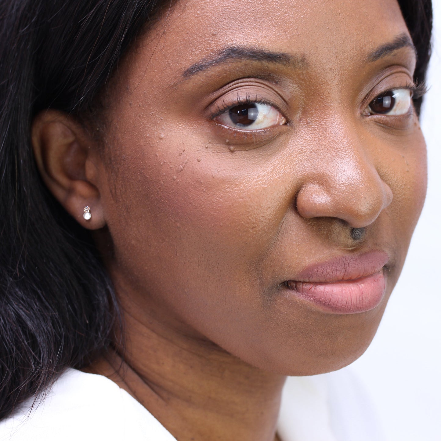 Boucles d'oreilles à tige en or 9 carats et perles d'eau douce en oxyde de zirconium transparent