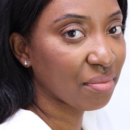 Boucles d'oreilles à tige en or 9 carats et perles d'eau douce en oxyde de zirconium transparent