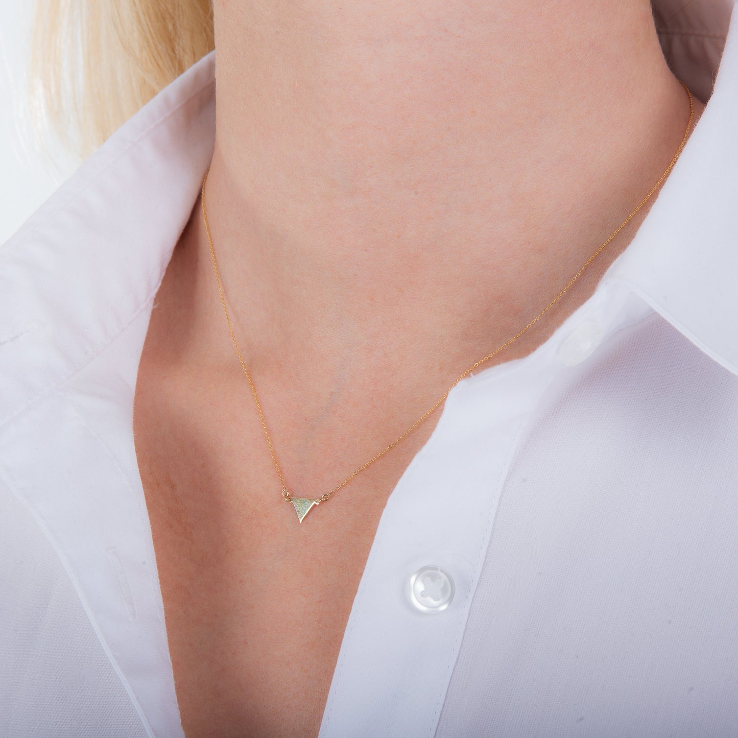 Collier avec pendentif triangle plat en or jaune 9 carats