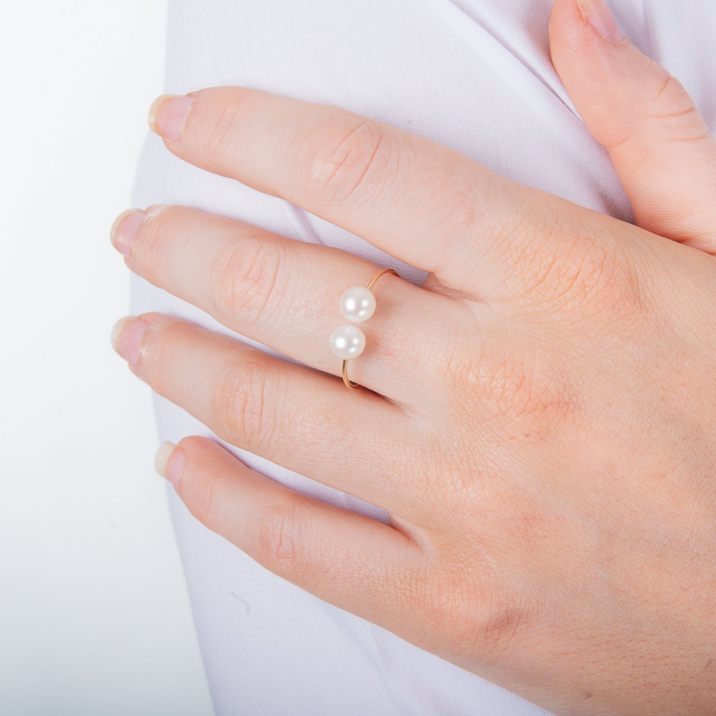 Bague ouverte réglable en or jaune 9 carats avec double perle d'eau douce blanche