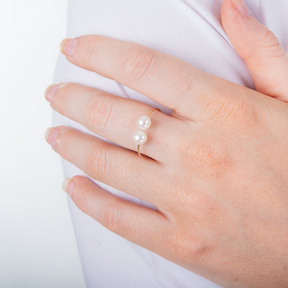 Bague ouverte réglable en or jaune 9 carats avec double perle d'eau douce blanche