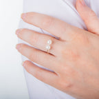 Bague ouverte réglable en or jaune 9 carats avec double perle d'eau douce blanche