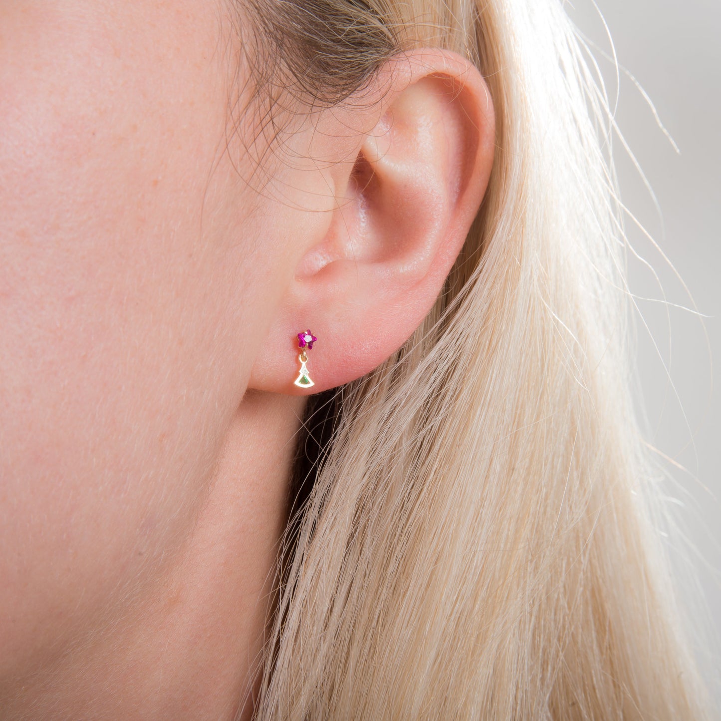 Boucles d'oreilles pendantes en or 9 carats avec sapin de Noël, vert émeraude, rubis, étoile rouge et zircone cubique