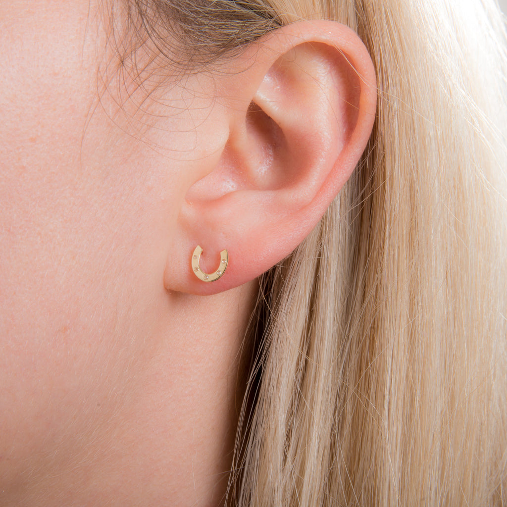 Boucles d'oreilles à tige en or 9 carats avec zircones cubiques transparents en forme de fer à cheval