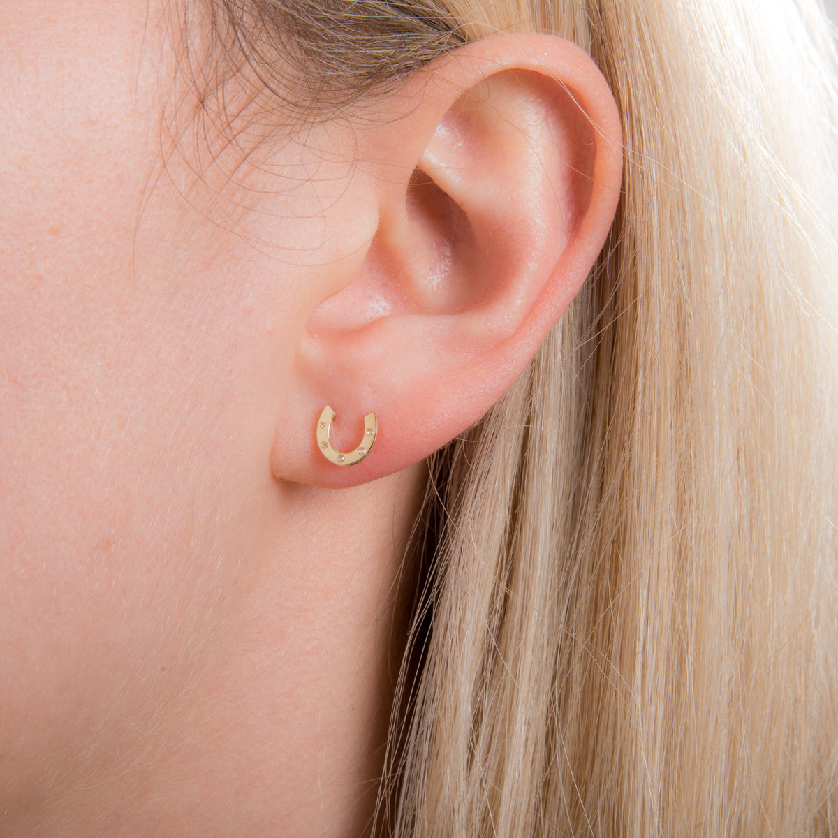 Boucles d'oreilles à tige en or 9 carats avec zircones cubiques transparents en forme de fer à cheval