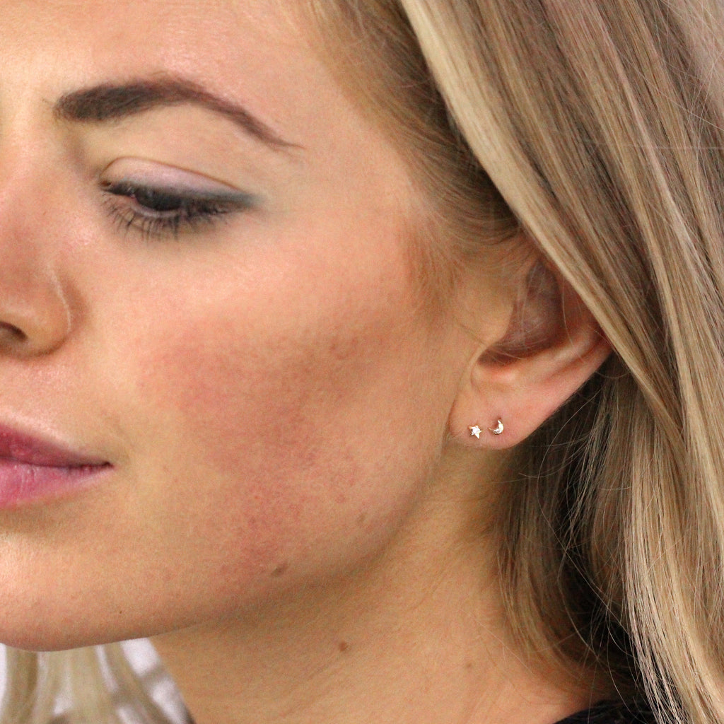 Boucles d'oreilles à tige en or 9 carats avec zircones cubiques transparents et étoile et lune