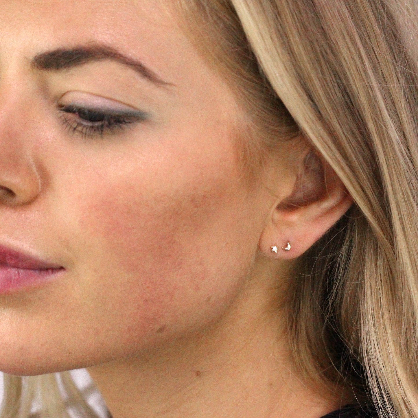 Boucles d'oreilles à tige en or 9 carats avec zircones cubiques transparents et étoile et lune