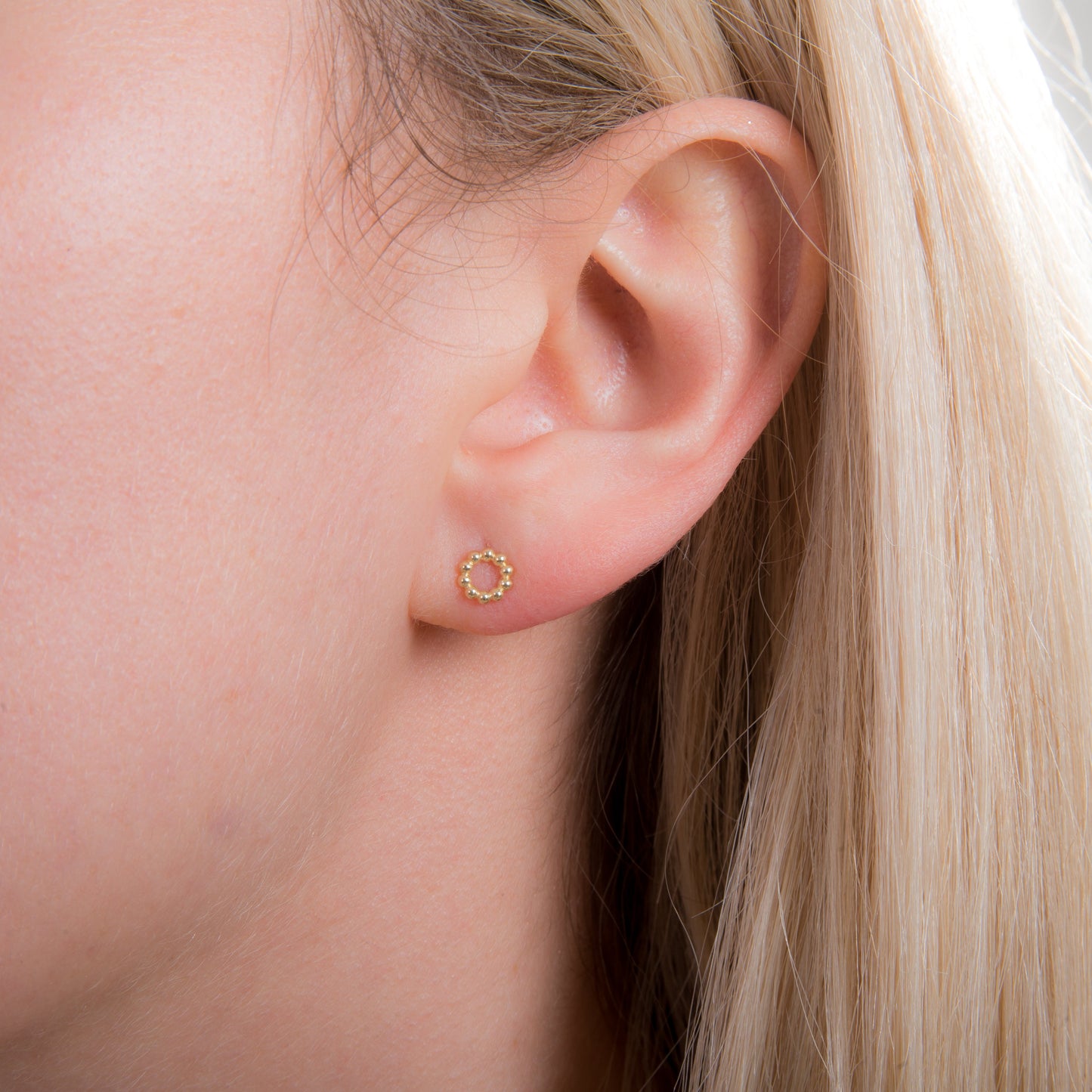 Boucles d'oreilles à tige en or 9 carats avec perles à pompon et cercle ouvert