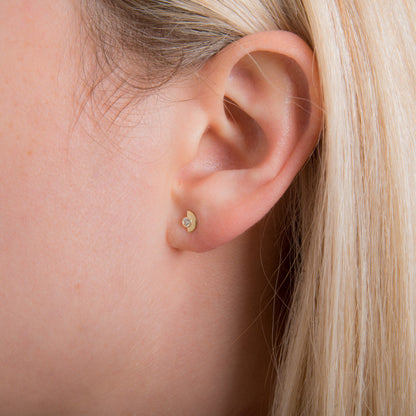 Boucles d'oreilles à tige en or 9 carats avec zircones cubiques transparents et demi-cercles minimalistes