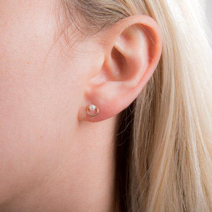 Boucles d'oreilles à tige en or 9 carats avec perles d'eau douce et cercle ouvert