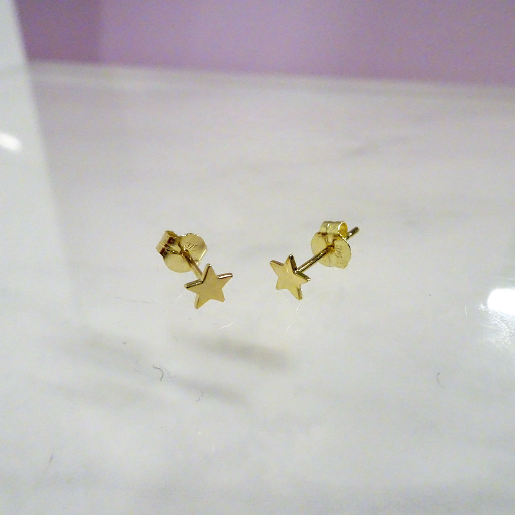 Boucles d'oreilles à tige en or 9 carats avec étoile plate