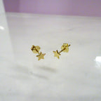 Boucles d'oreilles à tige en or 9 carats avec étoile plate