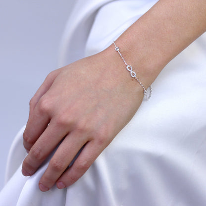 Bracelet ajustable en argent sterling avec infini et zircone cubique ronde
