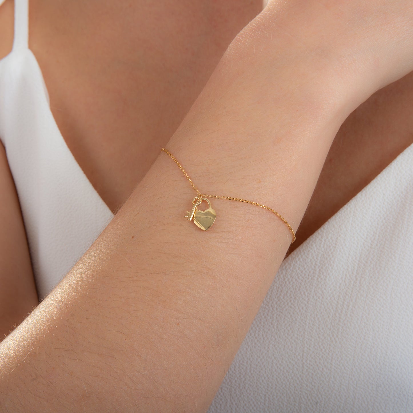 Bracelet réglable en argent sterling plaqué or avec cadenas en forme de clé et de cœur