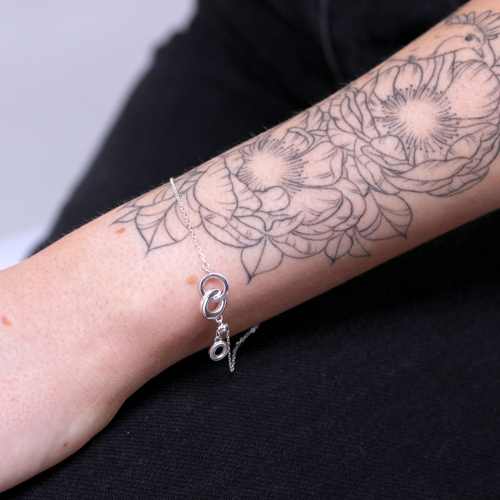 Bracelet réglable en argent sterling avec cercles karma entrelacés