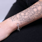Bracelet réglable en argent sterling avec cercles karma entrelacés