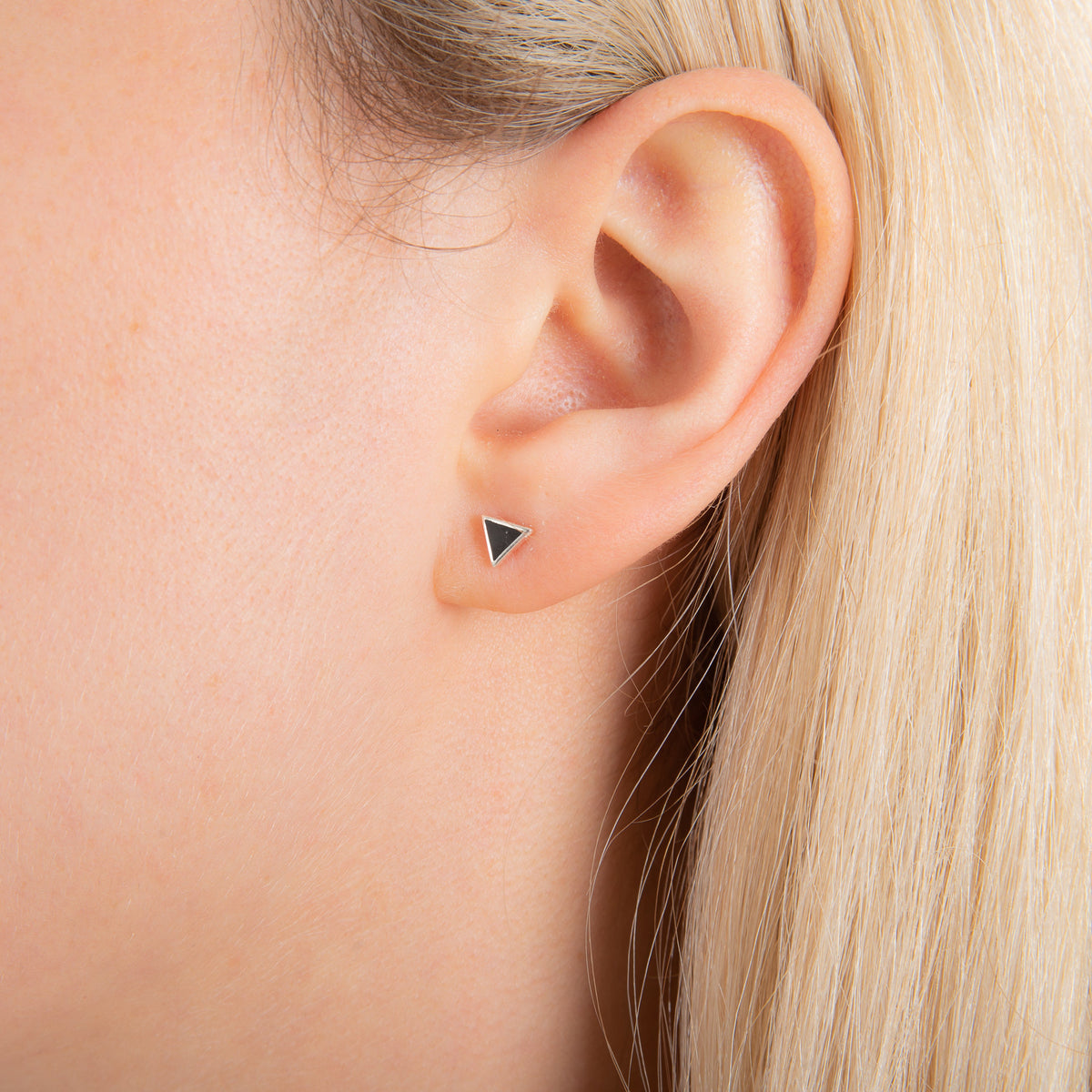 Boucles d'oreilles à tige minimalistes en argent sterling et émail noir triangulaire